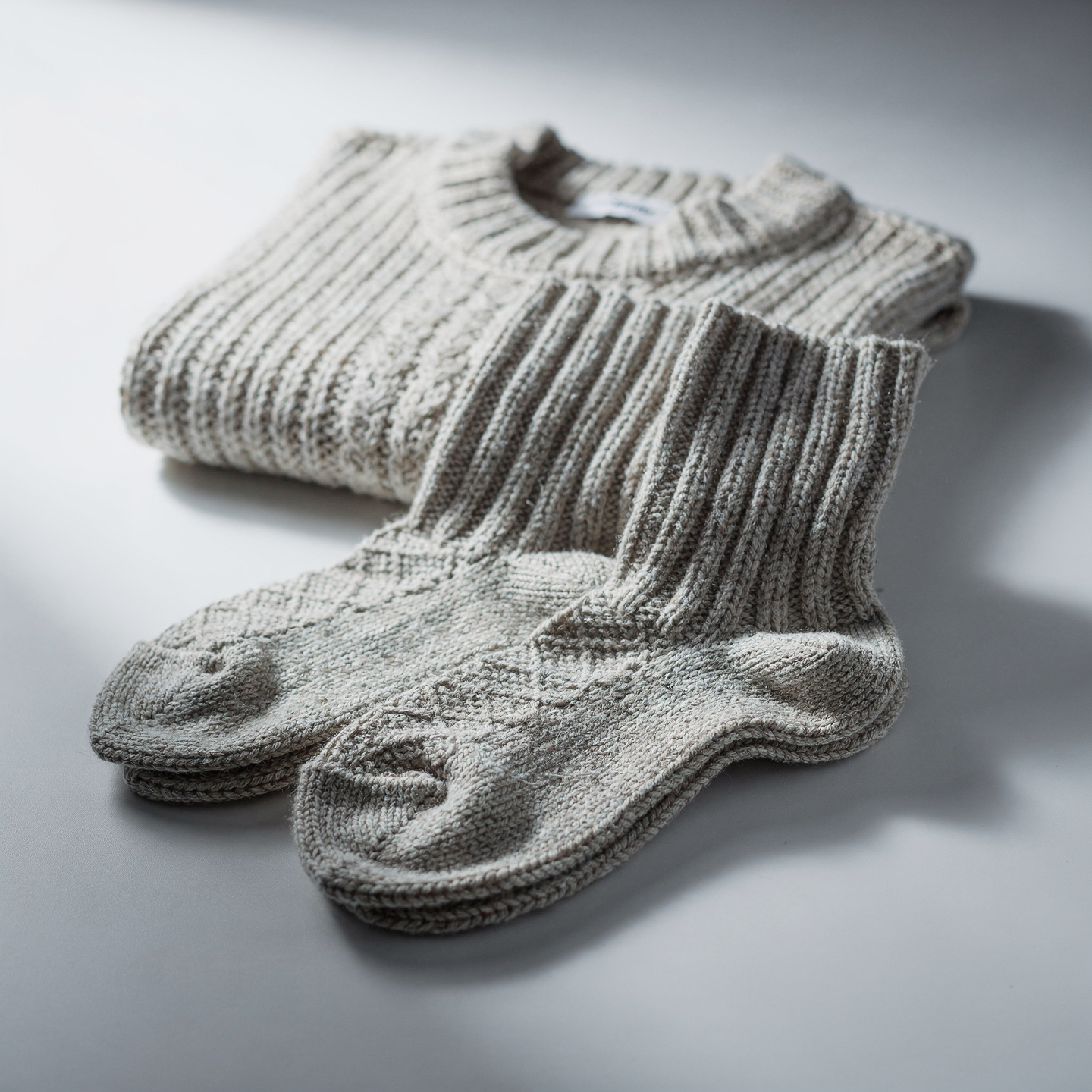 Pullover und Socken aus Wollgarn mit Seidenanteil