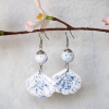 Ohrringe aus Polymer Clay - weiße Muscheln mit blauem Glitzer