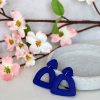 Ohrstecker Polymer Clay abgerundetes Dreieck Saphirblau mit Struktur