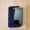 Handgehäkelte Handyhülle Dunkelblau aus weicher, strapazierfähiger Baumwolle mit dekorativem Knopfverschluss. Etwa 10 x 18 cm groß, dehnbar und passend für viele Smartphone-Modelle. Schützt das Handy vor Kratzern und leichten Stößen, handgefertigt in verschiedenen Farben – jedes Stück ein individuelles Unikat mit liebevollen Details.