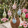 Handgemachte Ostereier Pastellfarbene Ostereier mit Blüten in sanften Pastellfarben wie Rosa, Hellblau und Hellgrün, jeweils mit weißen Satinbändern und kleinen, farblich abgestimmten Blütenapplikationen verziert. Die Eier haben eine leicht schimmernde Oberfläche und hängen an eleganten Satinbändern. Die zarten Blüten und weichen Farben verleihen der Osterdeko einen eleganten, frühlingshaften und verspielten Look.