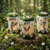 Handgemachtes Feenglas Windlichtglas mit Fee mit romantischem Feenmotiv, verziert mit blauem Satinband, feinem Glitzerstaub und einer kleinen Mooslandschaft auf dem Deckel. Umgeben von zarten Kunstblumen wirkt das Glas wie ein leuchtender Miniaturgarten. Im Inneren sorgt ein flackerndes LED-Teelicht für warmes, magisches Licht – ein märchenhaftes Deko- und Nachtlicht für jeden Raum.