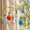 Osterdeko Pompon-Häschen Handgemachte Osterhäschen aus weichem, flauschigem Material in fröhlichen Farben wie Rosa, Gelb, Hellblau, Weiß und Dunkelgrün. Jedes Häschen hat lange graue Filzohren, handbemalte Augen, Nase und rosige Wangen sowie eine graue Aufhängeschlaufe. Die niedlichen Anhänger verbreiten frühlingshafte Osterstimmung an Zweigen, Fenstern oder Geschenken.