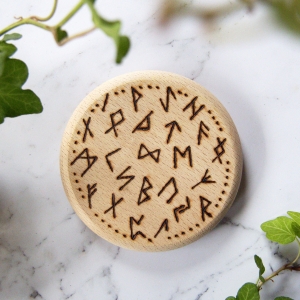 Runen Glas Abdeckung/Untersetzer aus Buchenholz, Einzeln und per Hand gebrannt - Brandmalerei Wooden Rune Mug Covering/Coaster, single hand pyrographed