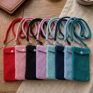 Handgehäkelte Handytasche Gehäkelte Umhängetasche aus hochwertigem Garn mit gleichmäßiger Struktur und Knopfverschluss. Die Tasche misst etwa 12 x 20 cm, bietet Platz für ein Smartphone und kleine Alltagsgegenstände. Mit abnehmbarem Schultergurt, der wahlweise als Umhängetasche oder Handyhülle genutzt werden kann. In verschiedenen Farben erhältlich – ein handgemachtes, stilvolles und nachhaltiges Accessoire.