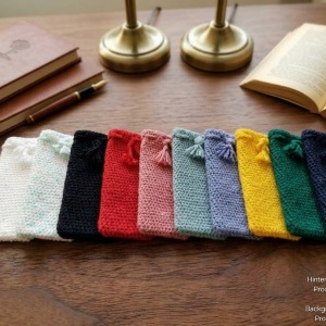 Handgehäkeltes Brillenetui Handgefertigtes Brillenetui aus weicher Wolle mit handgeflochtenem Kordelzug. Das etwa 9 x 20 cm große Etui bietet Platz für Lese-, Sonnen- oder Sehbrillen und schützt sie zuverlässig vor Kratzern und leichten Stößen. Leichtes, schlankes Design mit rustikalem Charme – in verschiedenen Farben erhältlich und handgefertigt hergestellt.