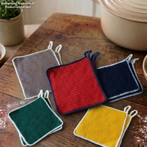 Handgehäkeltes Topflappen-Set Topflappen Baumwolle aus robustem Baumwollgarn, quadratisch mit ca. 16 x 16 cm Größe. Die gleichmäßige Häkelstruktur sorgt für Hitzeschutz beim Kochen und Backen. Jeder Topflappen hat eine stabile Aufhängeschlaufe und ist wahlweise einfarbig oder mit farbigem Rand gestaltet – ein dekorativer, funktionaler Küchenhelfer in Handarbeit.