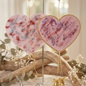 Handgemachtes Herz Türschild Herz Türdeko mit Glöckchen Pink-Gold aus Holz, verziert mit kleinen goldenen und silbernen Glöckchen. Das dekorative Herz hängt an einer Schnur und erzeugt bei Bewegung ein leises Klingeln. Es wirkt warm, einladend und eignet sich ideal als Tür- oder Wanddeko für Zuhause, zum Valentinstag oder als liebevolles Geschenk.