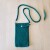 Handgehäkelte Handytasche Dunkelgrün aus hochwertigem Garn mit gleichmäßiger Struktur und Knopfverschluss. Die Tasche misst etwa 12 x 20 cm, bietet Platz für ein Smartphone und kleine Alltagsgegenstände. Mit abnehmbarem Schultergurt, der wahlweise als Umhängetasche oder Handyhülle genutzt werden kann. In verschiedenen Farben erhältlich – ein handgemachtes, stilvolles und nachhaltiges Accessoire.