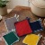Handgehäkeltes Topflappen-Set Topflappen Baumwolle aus robustem Baumwollgarn, quadratisch mit ca. 16 x 16 cm Größe. Die gleichmäßige Häkelstruktur sorgt für Hitzeschutz beim Kochen und Backen. Jeder Topflappen hat eine stabile Aufhängeschlaufe und ist wahlweise einfarbig oder mit farbigem Rand gestaltet – ein dekorativer, funktionaler Küchenhelfer in Handarbeit.