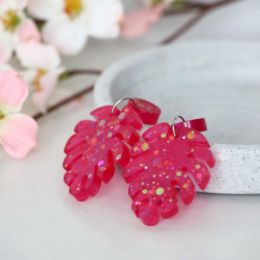 Ohrstecker aus Resin große Monstera Blätter mit Glitzer in Pink Fuchsia
