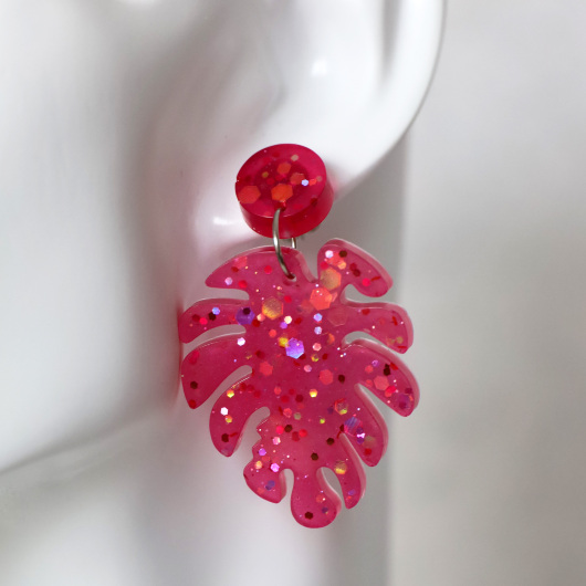 Ohrstecker aus Resin große Monstera Blätter mit Glitzer in Pink Fuchsia