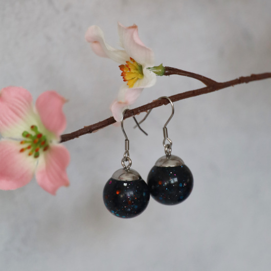Ohrringe aus Resin handgefertigte Perlen mit Glitzer Schwarz