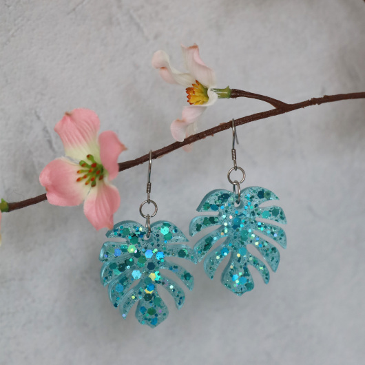Ohrringe aus Resin mittelgroße Monstera Blätter mit Glitzer in Hellblau transparent