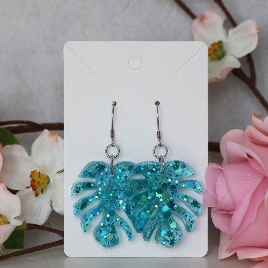 Ohrringe aus Resin mittelgroße Monstera Blätter mit Glitzer in Hellblau transparent