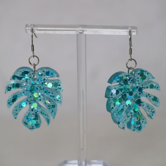 Ohrringe aus Resin mittelgroße Monstera Blätter mit Glitzer in Hellblau transparent