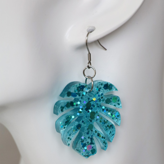 Ohrringe aus Resin mittelgroße Monstera Blätter mit Glitzer in Hellblau transparent