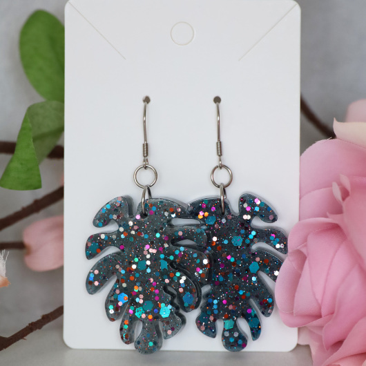 Ohrringe aus Resin große Monstera Blätter mit Glitzer in Schwarz transparent