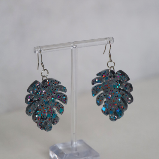 Ohrringe aus Resin große Monstera Blätter mit Glitzer in Schwarz transparent