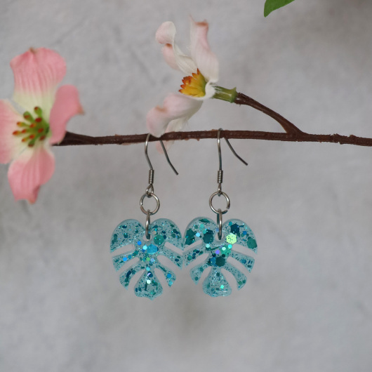 Ohrringe aus Resin kleine Monstera Blätter mit Glitzer in Hellblau transparent
