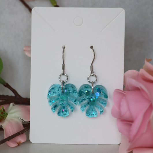Ohrringe aus Resin kleine Monstera Blätter mit Glitzer in Hellblau transparent