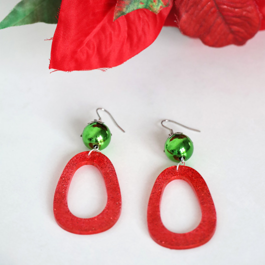 Weihnachtliche Ohrringe aus Resin mit Acrylperle und Perlenhaube Rot Grün
