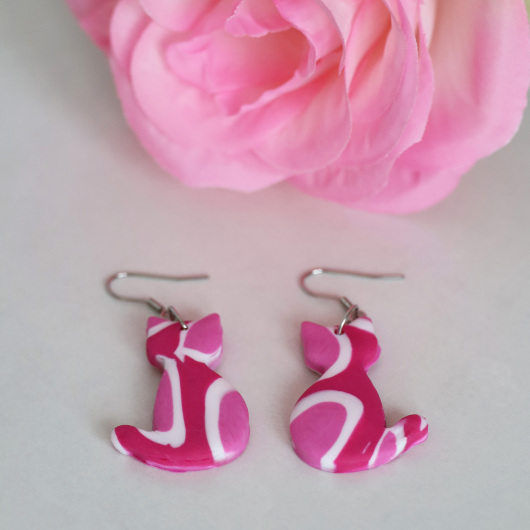 Ohrringe Polymer Clay gescheckte Katzen magenta pink weiß