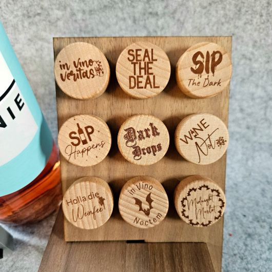 Personalisierter Holzstopfen im Weingeschenkset – personalisiertes Geschenk für Weinfreunde