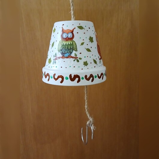 Handbemalte Futterglocke Motiv Eulen aus einem Tontopf, bunt verziert mit Serviettentechnik, hängt an einer dicken Kordel. Im Inneren ist ein Metallhaken für Vogelfutter angebracht. Dekorative Winterfütterung für kleine Gartenvögel.