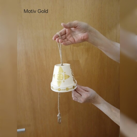 Handbemalte Futterglocke Motiv Gold aus einem Tontopf, bunt verziert mit Serviettentechnik, hängt an einer dicken Kordel. Im Inneren ist ein Metallhaken für Vogelfutter angebracht. Dekorative Winterfütterung für kleine Gartenvögel.