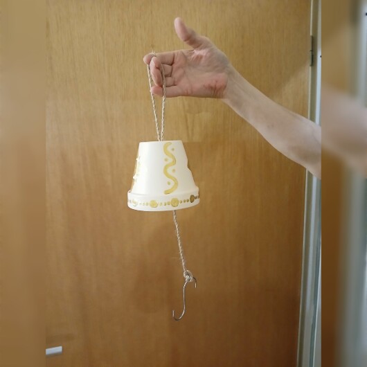 Handbemalte Futterglocke Motiv Gold aus einem Tontopf, bunt verziert mit Serviettentechnik, hängt an einer dicken Kordel. Im Inneren ist ein Metallhaken für Vogelfutter angebracht. Dekorative Winterfütterung für kleine Gartenvögel.