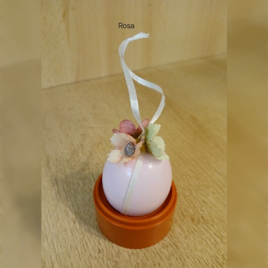 Handgemachte Ostereier in sanften Pastellfarben wie Rosa, Hellblau und Mintgrün, jeweils mit weißen Satinbändern und kleinen, farblich abgestimmten Blütenapplikationen verziert. Die Eier haben eine leicht schimmernde Oberfläche und hängen an eleganten Satinbändern. Die zarten Blüten und weichen Farben verleihen der Osterdeko einen eleganten, frühlingshaften und verspielten Look.