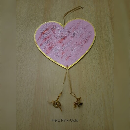 Handbemaltes Herz Türschild Pink-Gold aus Holz, verziert mit kleinen goldenen und silbernen Glöckchen. Das dekorative Herz hängt an einer Schnur und erzeugt bei Bewegung ein leises Klingeln. Es wirkt warm, einladend und eignet sich ideal als Tür- oder Wanddeko für Zuhause, zum Valentinstag oder als liebevolles Geschenk.