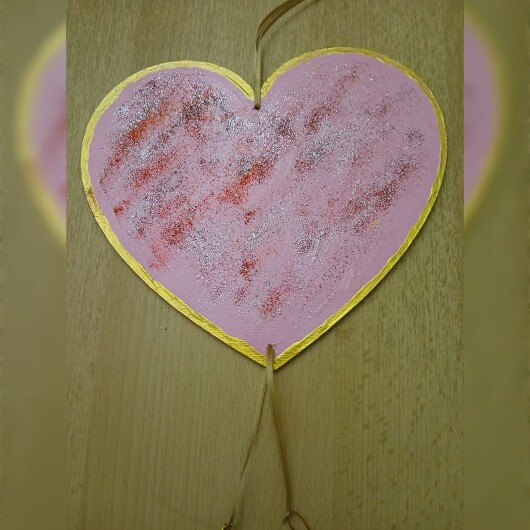 Handbemaltes Herz Türschild Pink-Gold aus Holz, verziert mit kleinen goldenen und silbernen Glöckchen. Das dekorative Herz hängt an einer Schnur und erzeugt bei Bewegung ein leises Klingeln. Es wirkt warm, einladend und eignet sich ideal als Tür- oder Wanddeko für Zuhause, zum Valentinstag oder als liebevolles Geschenk.