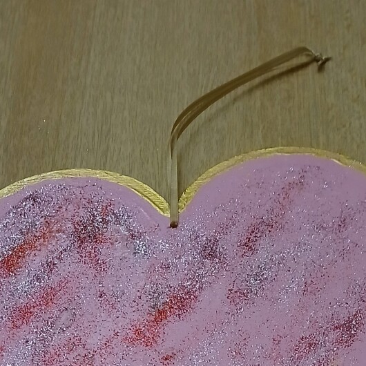 Handbemaltes Herz Türschild Pink-Gold aus Holz, verziert mit kleinen goldenen und silbernen Glöckchen. Das dekorative Herz hängt an einer Schnur und erzeugt bei Bewegung ein leises Klingeln. Es wirkt warm, einladend und eignet sich ideal als Tür- oder Wanddeko für Zuhause, zum Valentinstag oder als liebevolles Geschenk.