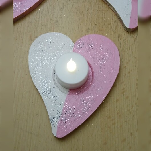 Handbemalte Herz Teelichthalter Rosa-Weiß aus Holz im 4er Set, jeweils mit farbenfrohen, individuellen Designs. In der Mitte jedes Herzens befindet sich eine Vertiefung für ein kleines Teelicht, das warmes Licht auf das bemalte Holz wirft. Das 4er-Set strahlt Gemütlichkeit und Liebe aus – perfekt als romantische Deko, Geschenk oder Lichtakzent für Valentinstag, Hochzeit oder Alltag.