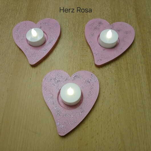 Handbemalte Herz Teelichthalter Rosa aus Holz im 4er Set, jeweils mit farbenfrohen, individuellen Designs. In der Mitte jedes Herzens befindet sich eine Vertiefung für ein kleines Teelicht, das warmes Licht auf das bemalte Holz wirft. Das 4er-Set strahlt Gemütlichkeit und Liebe aus – perfekt als romantische Deko, Geschenk oder Lichtakzent für Valentinstag, Hochzeit oder Alltag.