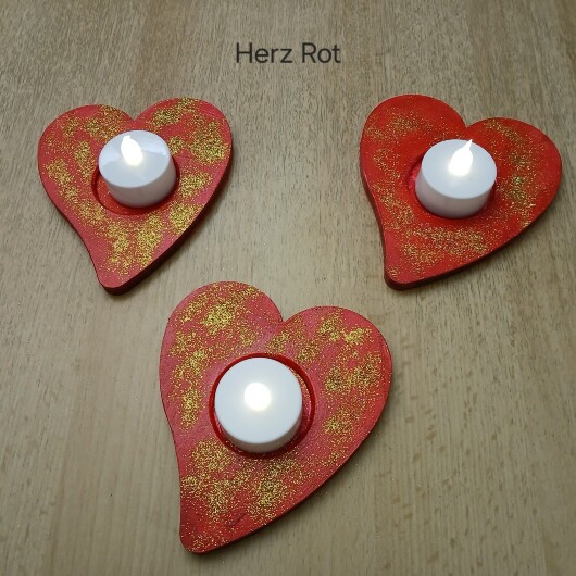 Handbemalte Herz Teelichthalter Rot aus Holz im 4er Set, jeweils mit farbenfrohen, individuellen Designs. In der Mitte jedes Herzens befindet sich eine Vertiefung für ein kleines Teelicht, das warmes Licht auf das bemalte Holz wirft. Das 4er-Set strahlt Gemütlichkeit und Liebe aus – perfekt als romantische Deko, Geschenk oder Lichtakzent für Valentinstag, Hochzeit oder Alltag.