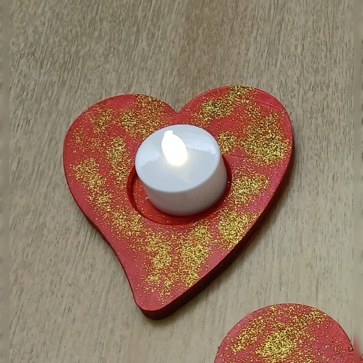 Handbemalte Herz Teelichthalter Rot aus Holz im 4er Set, jeweils mit farbenfrohen, individuellen Designs. In der Mitte jedes Herzens befindet sich eine Vertiefung für ein kleines Teelicht, das warmes Licht auf das bemalte Holz wirft. Das 4er-Set strahlt Gemütlichkeit und Liebe aus – perfekt als romantische Deko, Geschenk oder Lichtakzent für Valentinstag, Hochzeit oder Alltag.
