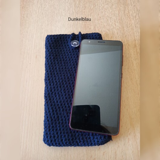 Handgehäkelte Handyhülle Dunkelblau aus weicher, strapazierfähiger Baumwolle mit dekorativem Knopfverschluss. Etwa 10 x 18 cm groß, dehnbar und passend für viele Smartphone-Modelle. Schützt das Handy vor Kratzern und leichten Stößen, handgefertigt in verschiedenen Farben – jedes Stück ein individuelles Unikat mit liebevollen Details.
