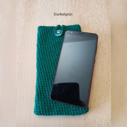 Handgehäkelte Handyhülle Dunkelgrün aus weicher, strapazierfähiger Baumwolle mit dekorativem Knopfverschluss. Etwa 10 x 18 cm groß, dehnbar und passend für viele Smartphone-Modelle. Schützt das Handy vor Kratzern und leichten Stößen, handgefertigt in verschiedenen Farben – jedes Stück ein individuelles Unikat mit liebevollen Details.