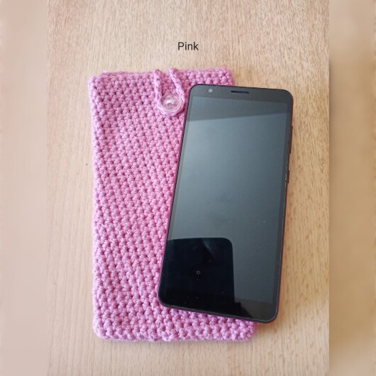 Handgehäkelte Handyhülle Pink aus weicher, strapazierfähiger Baumwolle mit dekorativem Knopfverschluss. Etwa 10 x 18 cm groß, dehnbar und passend für viele Smartphone-Modelle. Schützt das Handy vor Kratzern und leichten Stößen, handgefertigt in verschiedenen Farben – jedes Stück ein individuelles Unikat mit liebevollen Details.