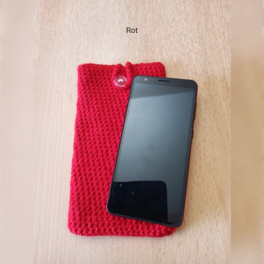 Handgehäkelte Handyhülle Rot aus weicher, strapazierfähiger Baumwolle mit dekorativem Knopfverschluss. Etwa 10 x 18 cm groß, dehnbar und passend für viele Smartphone-Modelle. Schützt das Handy vor Kratzern und leichten Stößen, handgefertigt in verschiedenen Farben – jedes Stück ein individuelles Unikat mit liebevollen Details.