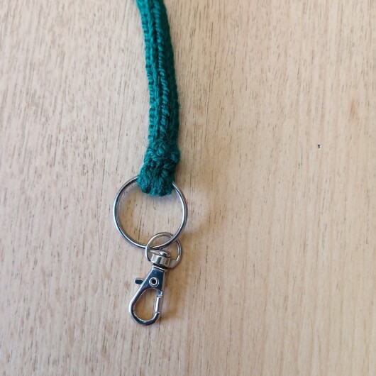 Handgehäkelte Handytasche Dunkelgrün aus hochwertigem Garn mit gleichmäßiger Struktur und Knopfverschluss. Die Tasche misst etwa 12 x 20 cm, bietet Platz für ein Smartphone und kleine Alltagsgegenstände. Mit abnehmbarem Schultergurt, der wahlweise als Umhängetasche oder Handyhülle genutzt werden kann. In verschiedenen Farben erhältlich – ein handgemachtes, stilvolles und nachhaltiges Accessoire.