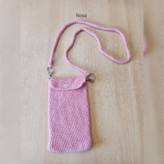Handgehäkelte Handytasche Rosa aus hochwertigem Garn mit gleichmäßiger Struktur und Knopfverschluss. Die Tasche misst etwa 12 x 20 cm, bietet Platz für ein Smartphone und kleine Alltagsgegenstände. Mit abnehmbarem Schultergurt, der wahlweise als Umhängetasche oder Handyhülle genutzt werden kann. In verschiedenen Farben erhältlich – ein handgemachtes, stilvolles und nachhaltiges Accessoire.