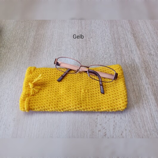 Handgehäkeltes Brillenetui Gelb aus weicher Baumwolle mit handgeflochtenem Kordelzug. Das etwa 9 x 20 cm große Etui bietet Platz für Lese-, Sonnen- oder Sehbrillen und schützt sie zuverlässig vor Kratzern und leichten Stößen. Leichtes, schlankes Design mit rustikalem Charme – in verschiedenen Farben erhältlich, handgefertigt und nachhaltig hergestellt.