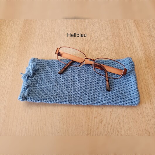 Handgehäkeltes Brillenetui Hellblau aus weicher Baumwolle mit handgeflochtenem Kordelzug. Das etwa 9 x 20 cm große Etui bietet Platz für Lese-, Sonnen- oder Sehbrillen und schützt sie zuverlässig vor Kratzern und leichten Stößen. Leichtes, schlankes Design mit rustikalem Charme – in verschiedenen Farben erhältlich, handgefertigt und nachhaltig hergestellt.