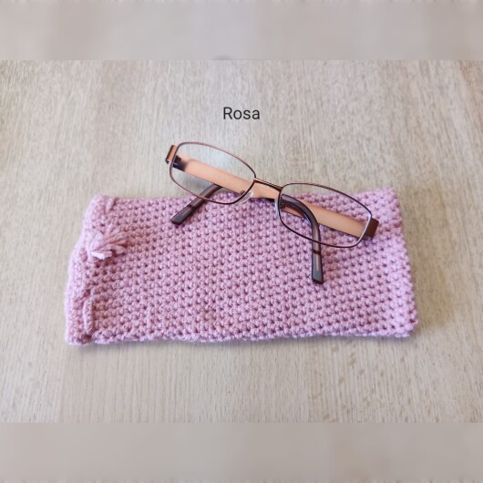 Handgehäkeltes Brillenetui Rosa aus weicher Baumwolle mit handgeflochtenem Kordelzug. Das etwa 9 x 20 cm große Etui bietet Platz für Lese-, Sonnen- oder Sehbrillen und schützt sie zuverlässig vor Kratzern und leichten Stößen. Leichtes, schlankes Design mit rustikalem Charme – in verschiedenen Farben erhältlich, handgefertigt und nachhaltig hergestellt.