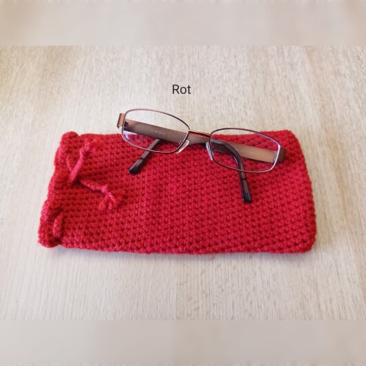 Handgehäkeltes Brillenetui Rot aus weicher Baumwolle mit handgeflochtenem Kordelzug. Das etwa 9 x 20 cm große Etui bietet Platz für Lese-, Sonnen- oder Sehbrillen und schützt sie zuverlässig vor Kratzern und leichten Stößen. Leichtes, schlankes Design mit rustikalem Charme – in verschiedenen Farben erhältlich, handgefertigt und nachhaltig hergestellt.