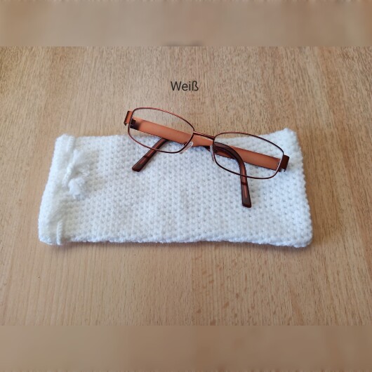 Handgehäkeltes Brillenetui Weiß aus weicher Baumwolle mit handgeflochtenem Kordelzug. Das etwa 9 x 20 cm große Etui bietet Platz für Lese-, Sonnen- oder Sehbrillen und schützt sie zuverlässig vor Kratzern und leichten Stößen. Leichtes, schlankes Design mit rustikalem Charme – in verschiedenen Farben erhältlich, handgefertigt und nachhaltig hergestellt.